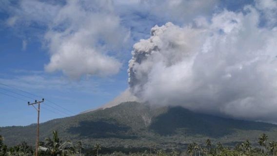 L'éruption du mont Lewotobi pendant 10 minutes samedi après-midi