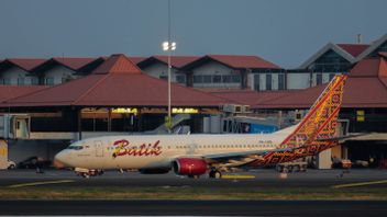 Batik Air Story A Heurté Le Pont De Correspondance Ngurah Rai Aéroport Et Déposer Les Passagers Avec Des Escaliers Manuels
