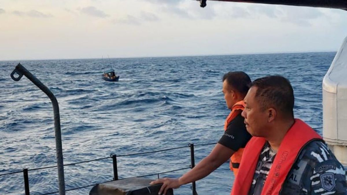 RI军舰在纳土纳海中部营救一名船引擎受损的渔民