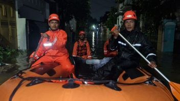 Banjir 50-70 Centimeter, Beberapa Keluarga Mulai Mengungsi akibat Banjir di Bidara Cina Jakarta Timur