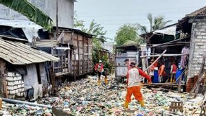 Joroknya Sungai Kalianak Surabaya, Dipenuhi Plastik dan Popok Bayi Hingga Bikin Air Tak Terlihat