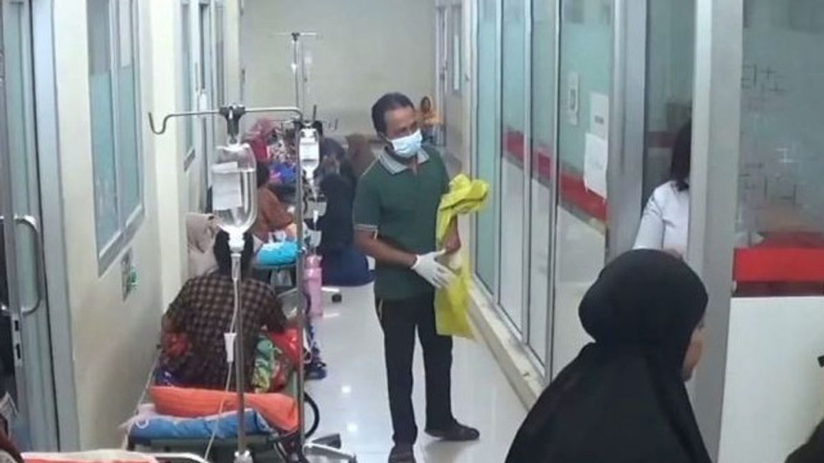 Pasien RSUD Bob Bazar Kalianda Membludak, Pengunjung Tidur di Lorong Rumah Sakit