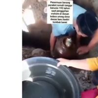 Warga Temukan Perabotan Kuno saat Bongkar Makam di Lombok Barat