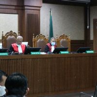 目击者说，前马·努拉迪（MA Nurhadi）的女Son生活在豪华住宅中，并出售虚构房屋