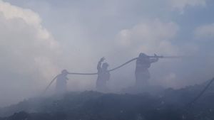 Lahan di TPA Gunung Sadai Belitung Terbakar 