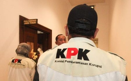 KPK Bawa Pulang Dokumen Hingga Bukti Elektronik dari Ruang Kerja Khofifah-Emil Dardak