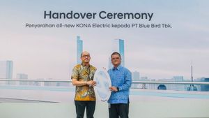 Hyundai Serahkan 10 Unit Kona Electrik ke Blue Bird untuk IKN dan 3 Unit ke Pelanggan di GIIAS 2024