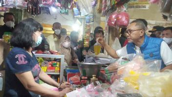 Trade Minister Zulhas Monitors Prices Of Basic Needs At Jagasatru Market Cirebon