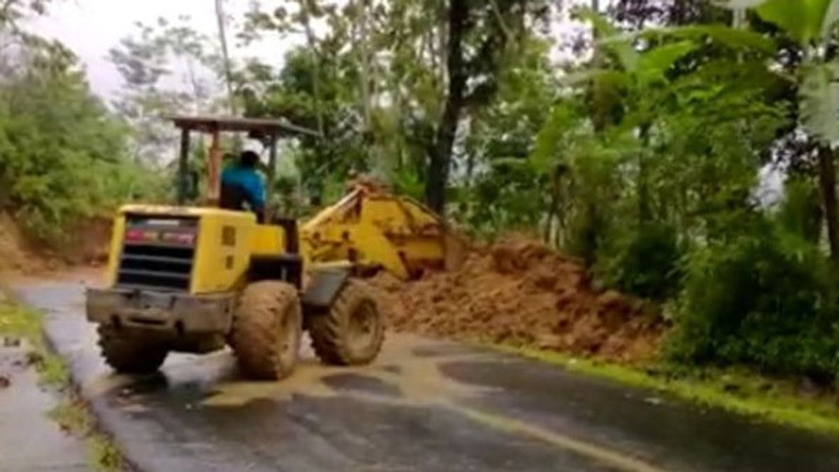 Inter-District Main Road In Pacitan Terputus As A Result Of Landslides