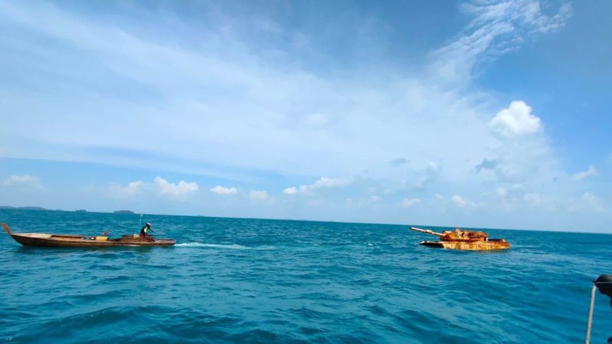 Un Pêcheur Trouve Un Objet Ressemblant à Un Réservoir Orange Dans Les Eaux De Bintan