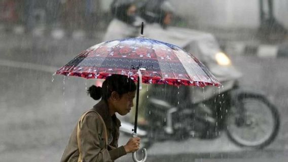 雅加达下雨,20段被洪水淹没的道路高达40厘米