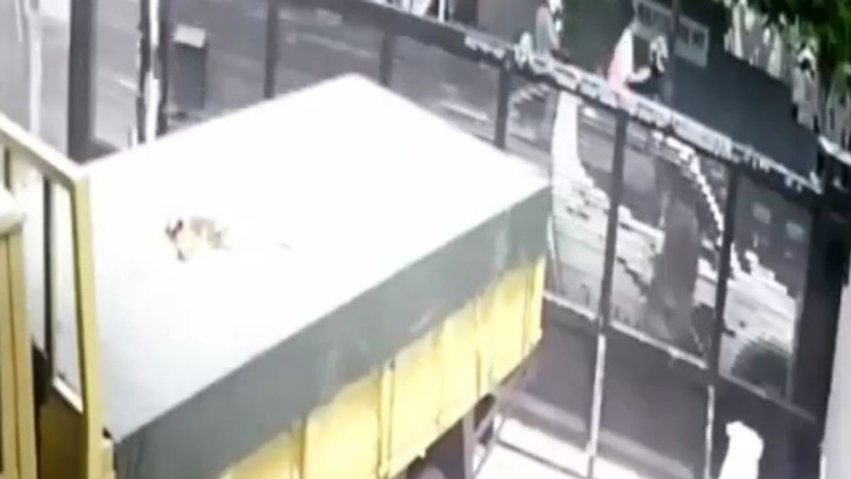 Detik-detik Pencuri Gasak Benda Berharga dengan Modus Pecah Kaca Mobil di Pinggir Jalan, Terekam CCTV
