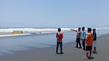 The Banana Boat Carried By KPK And KKP Officers Overturned On Tembles Beach Jembrana Bali