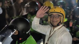 Ambil Nomor Urut Pilkada, Ridwan Kamil-Suswono Naik Ojek Online ke KPUD Jakarta