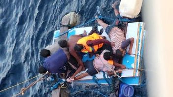 Terombang-bayang Di Atas Rakit Perairan Papua Barat, 6 ABK KM Farida Indah Selamat Kapal Singapura