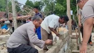 Polisi Bangka Barat Lakukan Perbaikan Rumah Korban Banjir Secara Gotong Royong 