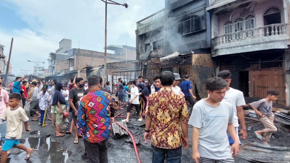حرق مئات الأكشاك في ضريبة سومطرة الشمالية في سيرغاي