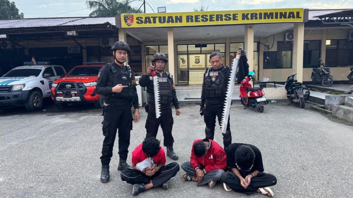 Prepare A Comb Machete For Brawl, 3 ABGs Hanging Out In Front Of Kendari Hospital Arrested