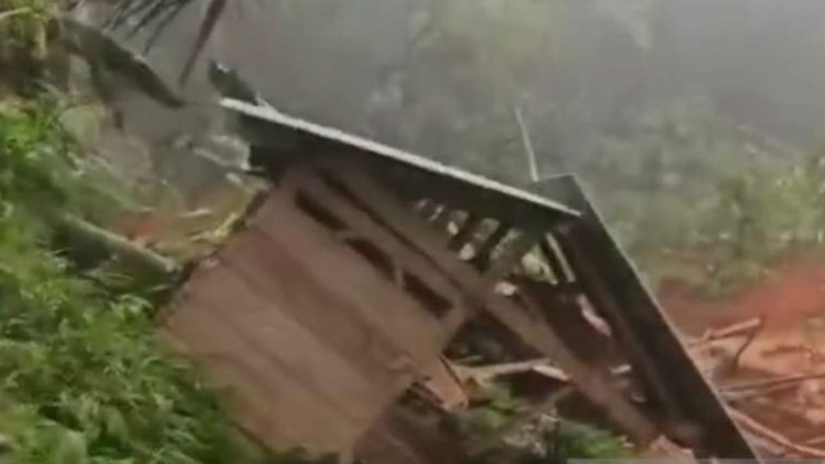 6栋房屋在Cianjur Campakawarna村因山体滑坡而受损