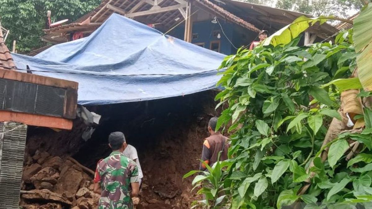 Des glissements de terrain et des glissements de terrain dans un certain nombre d’endroits à Sukabumi