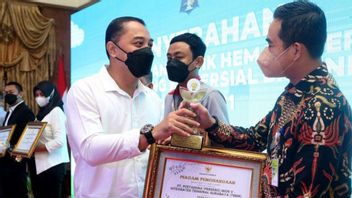 Walkot Eri Cahyadi Ganjar Penghargaan untuk 20 Perusahaan Hemat Energi di Surabaya