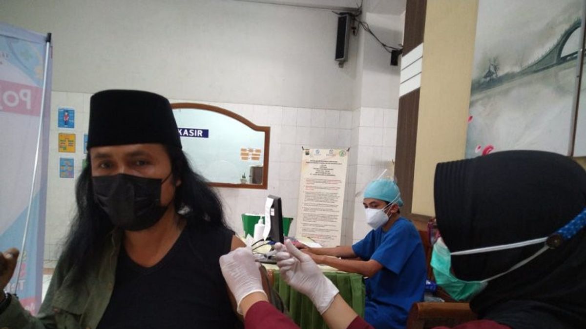 500 Business Actors To Tourism Workers In Tulungagung East Java Receive COVID-19 Vaccinations