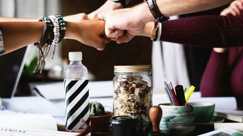 3 أشكال العملية التعاونية التي تحدث في المجتمع، ما هو الخطأ؟