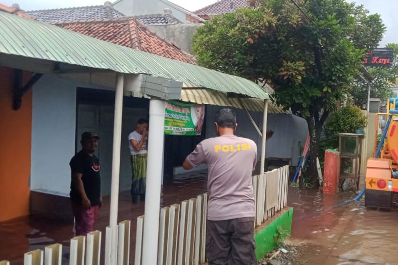 Viral, The Flood Of Red Water In Pekalongan, Allegedly There Are Residents Throwing Away Batik Medicine Carelessly