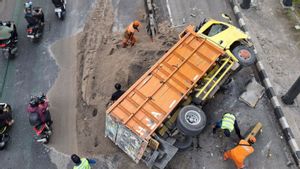 Sopir Mengantuk, Truk Muatan Pasir 2 Ton Terguling di Tebet