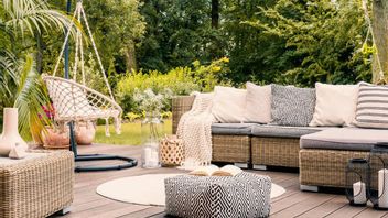 5 Trik Membersihkan Furnitur Luar Ruangan agar Terhindar dari Jamur dan Lumut
