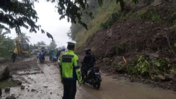 山体滑坡袭击奥南村的跨苏拉威西岛，警方强制开路