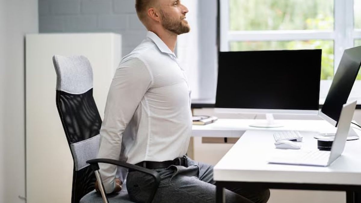 사무실에서 일할 때 편안하고 쉽게 피곤하지 않도록 몸 자세를 유지하는 7 가지 팁