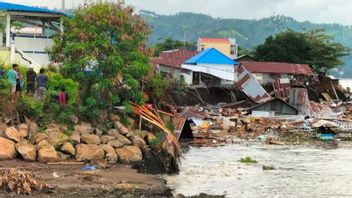 Abrasion Of Amurang Beach, North Sulawesi, 15 Houses Collapsed And 1 Bridge Collapsed