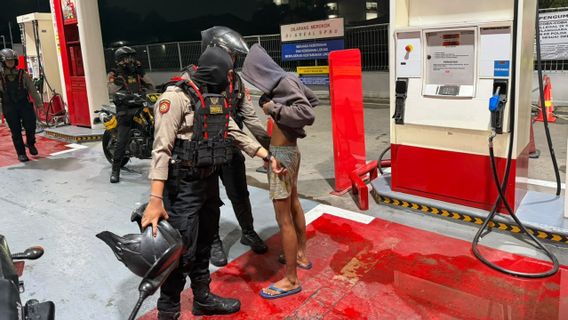 犯罪の危険なポイントを監視し、パイオニアパトロールチームがジャカルタを保護し、チリンシンゴのロロタンで2人の男を逮捕