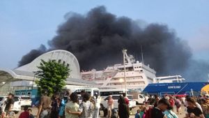 KM bekani incendié dans le port de Soekarno-Hatta Makassar, des passagers paniqués de Lari dispersés