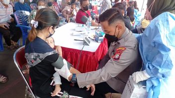 Hundreds Of Residents In Central Jakarta's Kemayoran Flats Enthusiastically Participate In Booster Vaccination