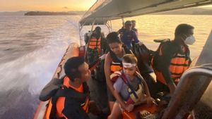 فريق البحث والإنقاذ لإجلاء الأطفال الأجانب الذين سقطوا على متن قارب بينيسي لابوان باجو