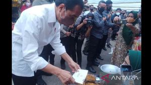 Jokowi Jalan-jalan di Pasar Sepinggan Balikpapan Sambil Bagi-bagi Bantuan Tunai