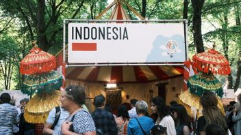 أداء في مهرجان السفارة في لاهاي ، الطهي الإندونيسي يبيع بشكل جيد للزوار