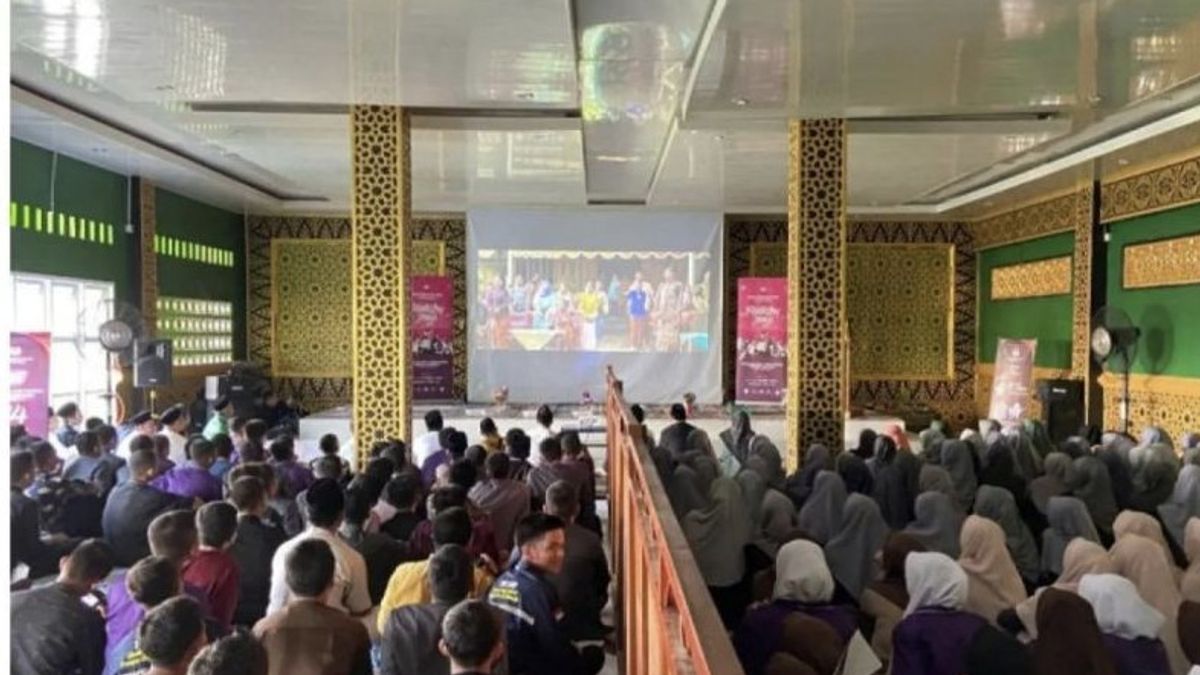 建立2024年新手选民的意识,KPU在Ponpes Pekanbaru的Nobar Bareng冠军