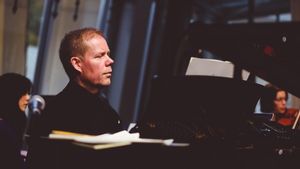 Max Richter Hadirkan Nada dan Nuansa Rumit Instrumen Pribadinya dalam Format Digital