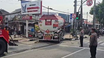 Gara-gara Ini Truk BBM Pertamina Milik BUMN Tabrak Sejumlah Kios di Cakung