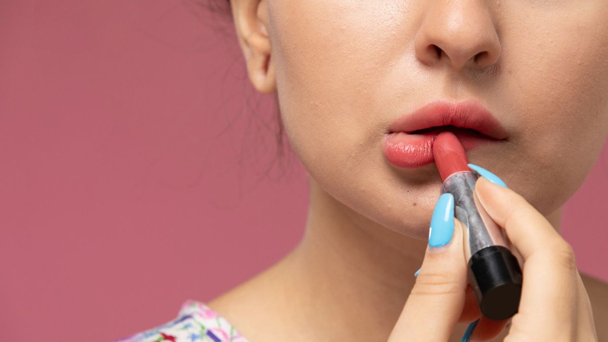 Mau Tampil Baru, Ikuti Tips Memilih Warna Lipstik Sesuai <i>Undertone</i> Kulit