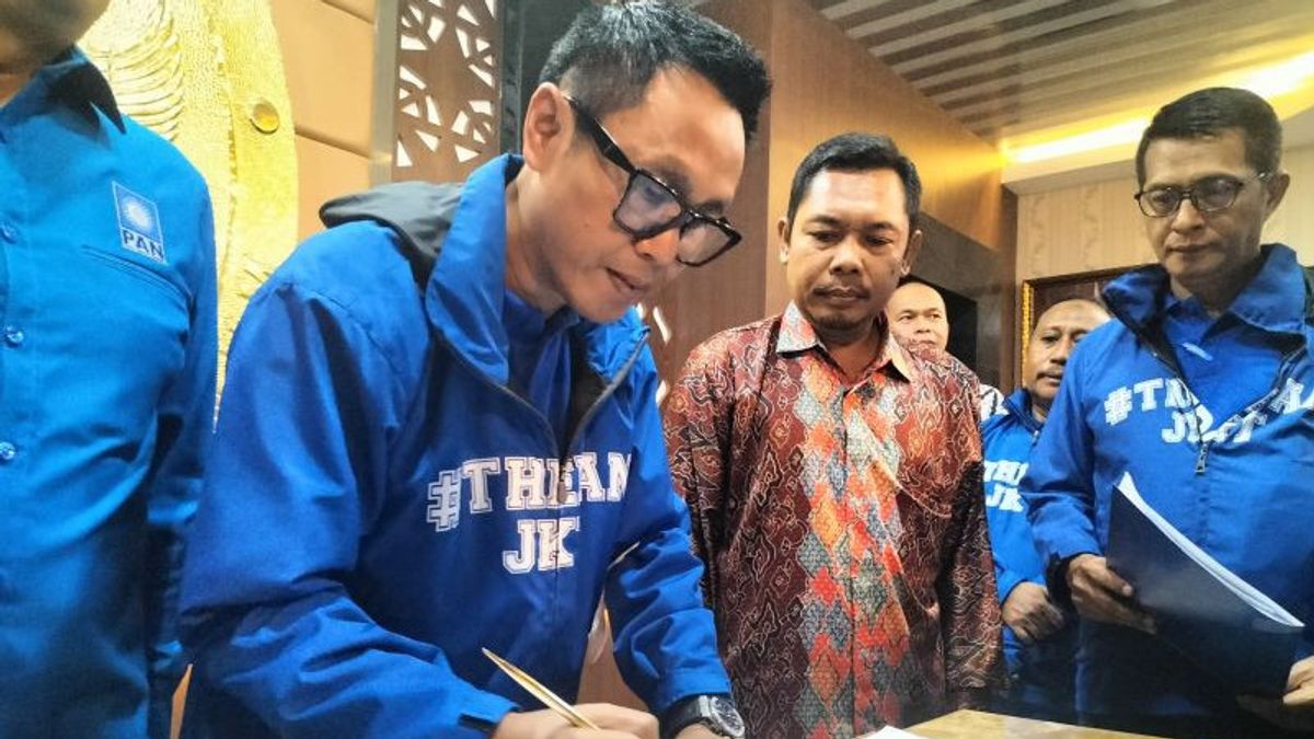 Eko Patrio And The PAN Sambangi KPU DKI Entourage To Register Babileg