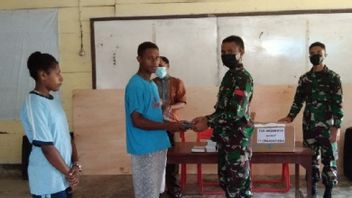 Battalion 711 TNI Task Force Distributes Bibles To Church Congregants On The RI-PNG Border