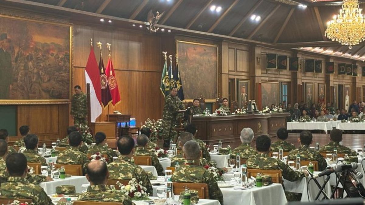 Red And White Cabinet Eating Nasi Kotak Lauk Night Dendeng, Shrimp, Suwir Chicken