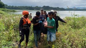 Hanyut Man In Citarum River Bandung Found Dead, Evacuated To Cihampelas