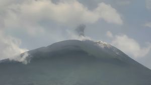 PVMBG Rekam 2 Erupsi Vulkanik di Gunung Ili Lewotolok