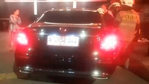 Damkar Jakarta Timur Evakuasi Pria Terjebak di Dalam Mobil Mercedes Benz