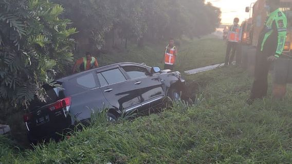 Mobil Toyota Innova Masuk Parit di Tol Tangerang - Merak, Dirlantas Polda Banten: Pengemudi Mengantuk